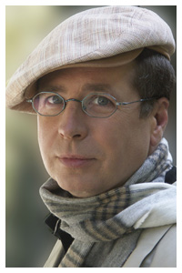 Markus Vogelbacher Protrait mit Schal und Brille